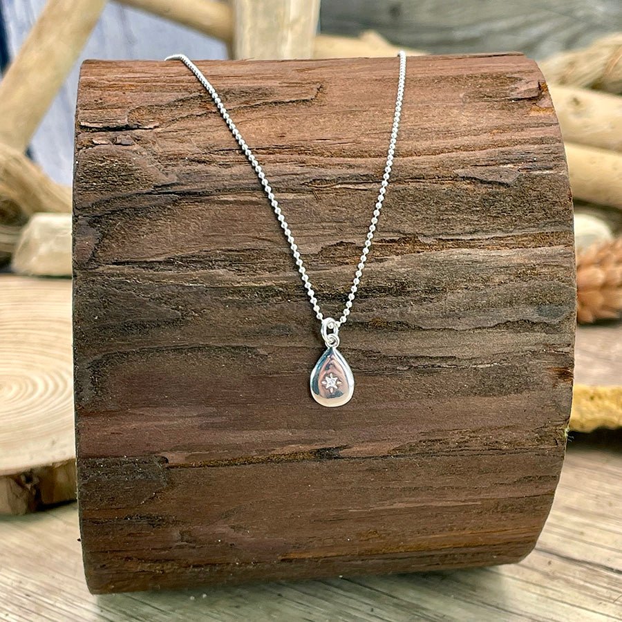 Collier femme ICY DROP & ZIRCON DREAM – chaîne boules facettées scintillantes & pendentif goutte étoile polaire sertie d’un zircon façon diamant en argent 925 – bijoux fait main en argent 925 | Pitch & Néo