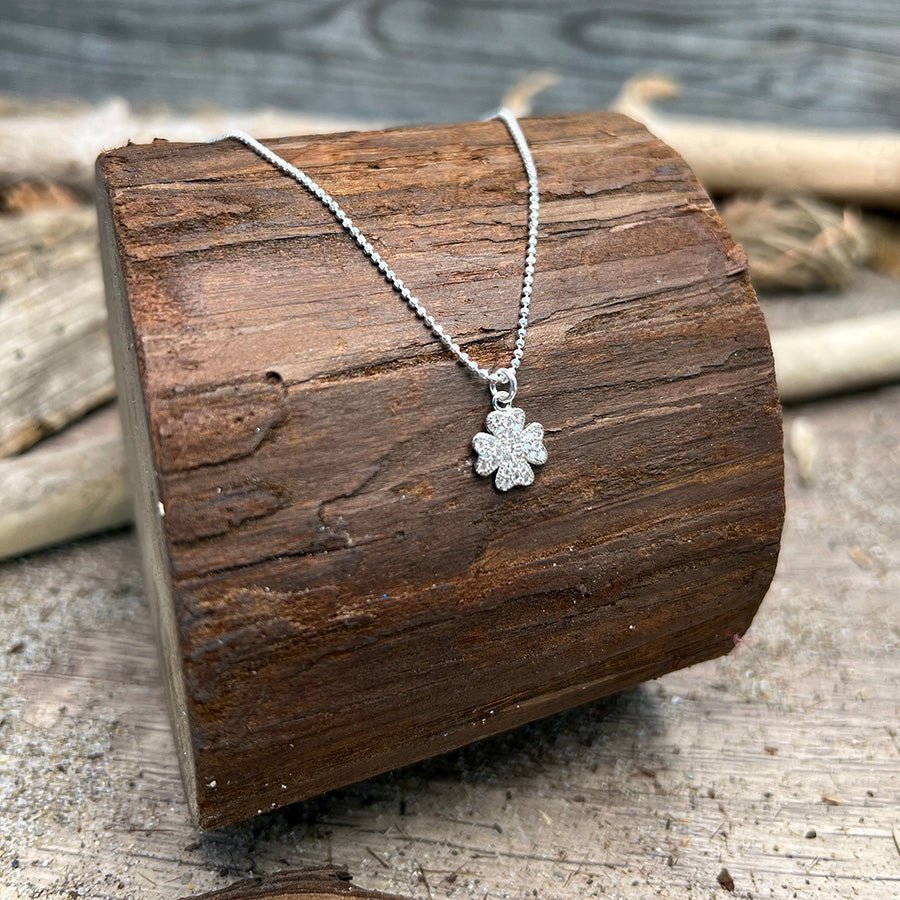 Collier femme JACKPOT BABY – chaîne boules facettées scintillantes, pendentif trèfle oversize zircon façon diamant, argent 925 – bijoux fait main en argent 925 | Pitch & Néo