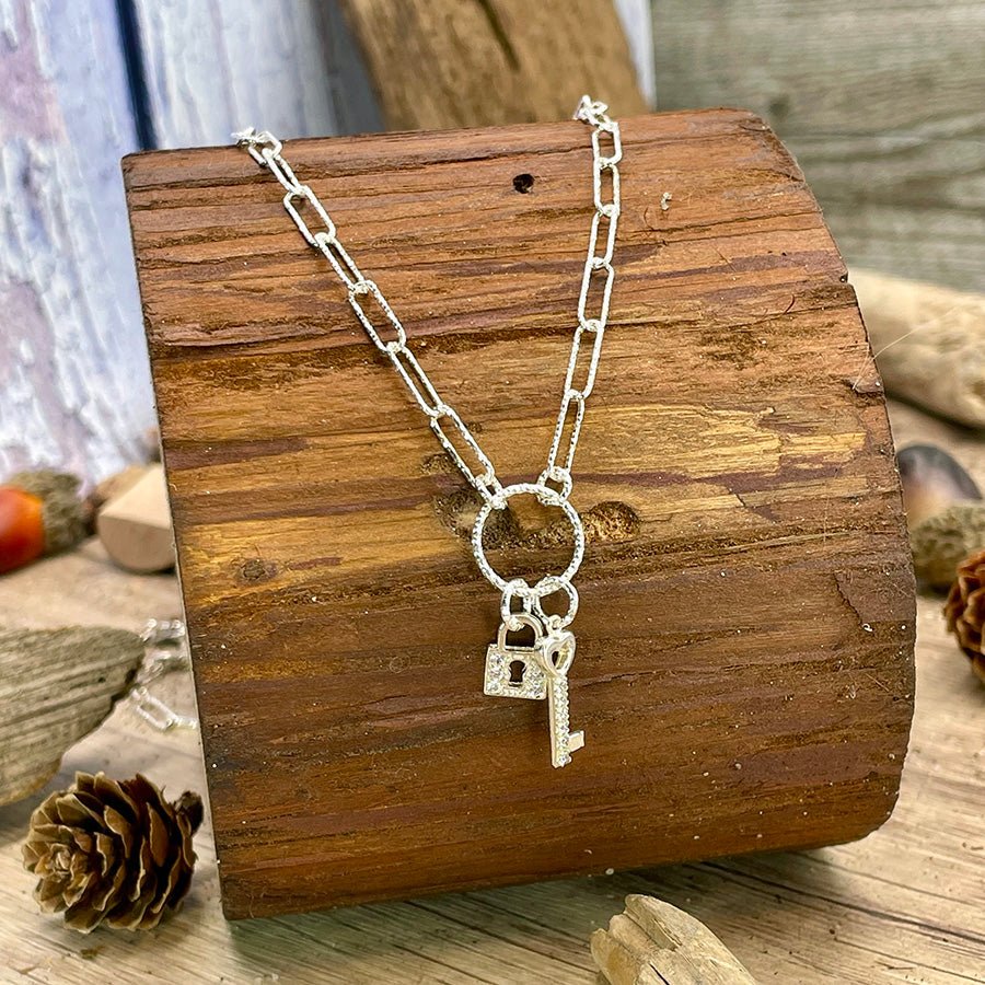 Collier femme KISS & KEEP IF YOU DARE – chaîne rectangulaire facettée & pendentifs clé et cadenas pavés de zircons façon diamant en argent 925 – bijoux fait main en argent 925 | Pitch & Néo