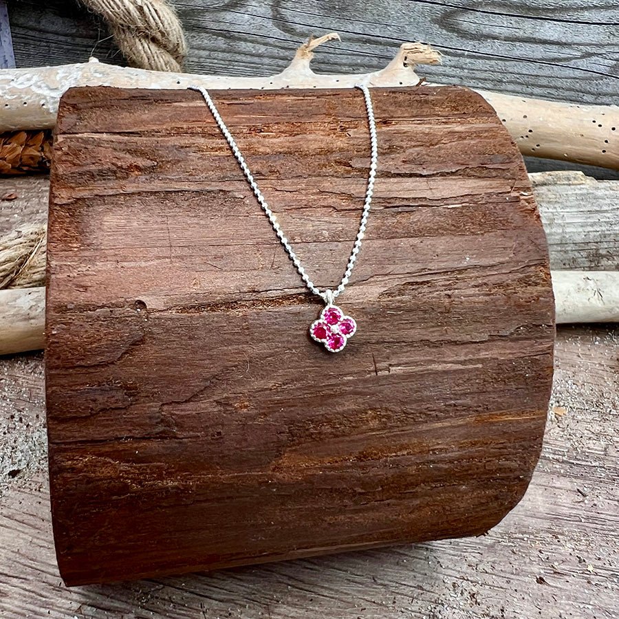 Collier femme KISS MY CANDY CHARM – chaîne boules facettées scintillantes & pendentif trèfle zircons fuchsia façon tourmaline rose et argent 925 – bijoux fait main en argent 925 | Pitch & Néo