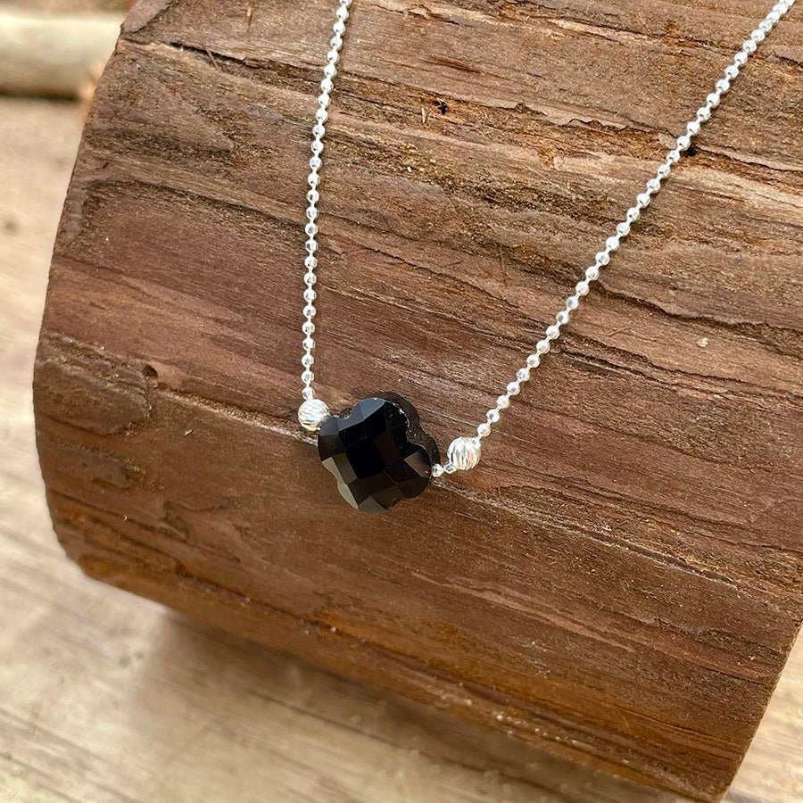 Collier femme KISS MY DARK SIDE – trèfle en onyx noir facetté & chaîne boules scintillantes en argent 925 – bijoux fait main en argent 925 | Pitch & Néo