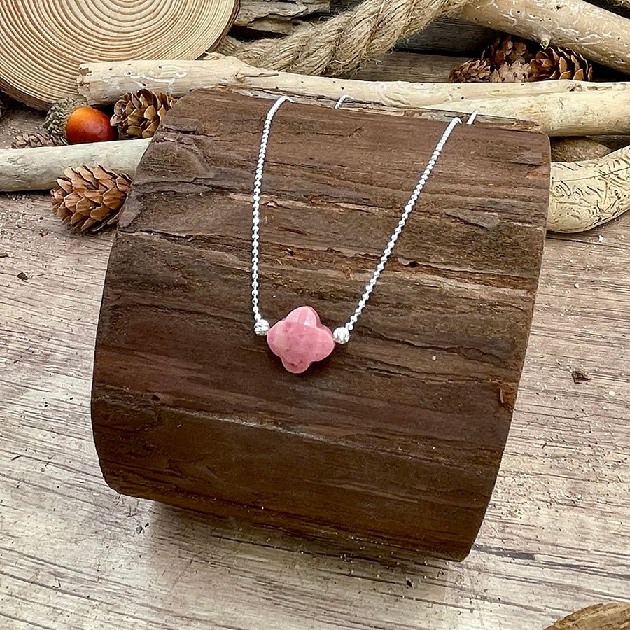 Collier femme KISS MY GLOW DARLING – trèfle en rhodonite facettée & chaîne boules scintillantes en argent 925 – bijoux fait main en argent 925 | Pitch & Néo