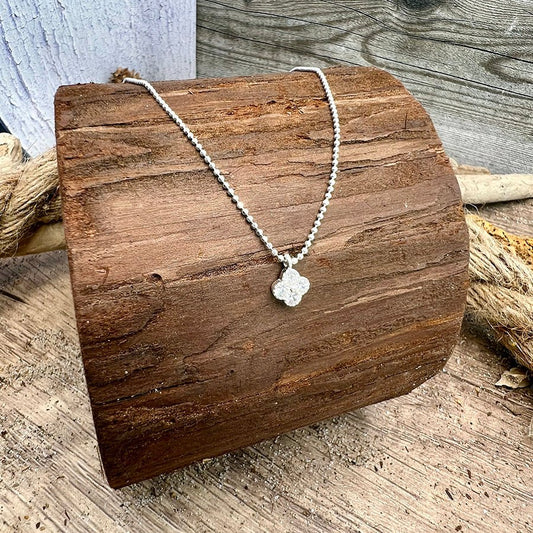 Collier femme LICK MY CLOVER – chaîne boules facettées scintillantes & pendentif trèfle pavé de zircons et argent 925 – bijoux fait main en argent 925 | Pitch & Néo