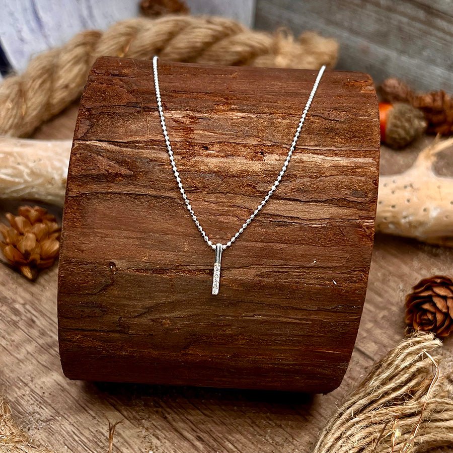 Collier femme LINE ME UP, DARLING – chaîne boules facettées scintillantes & pendentif barre zircons façon diamant en argent 925 – bijoux fait main en argent 925 | Pitch & Néo