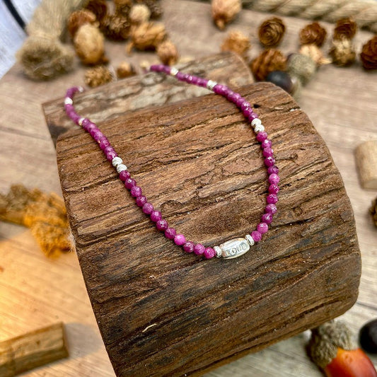 Collier femme LOVE ON THE ROCKS – perles de rubis facettées, pendentif LOVE et argent 925 – bijoux fait main en argent 925 | Pitch & Néo