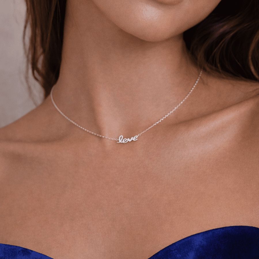 Collier femme LOVE SCRIPT – chaîne forçat fine & pendentif “love” en lettres manuscrites en argent 925 – bijoux fait main en argent 925 | Pitch & Néo