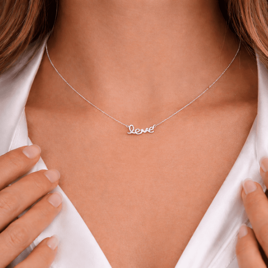 Collier femme LOVE SCRIPT – chaîne forçat fine & pendentif “love” en lettres manuscrites en argent 925 – bijoux fait main en argent 925 | Pitch & Néo