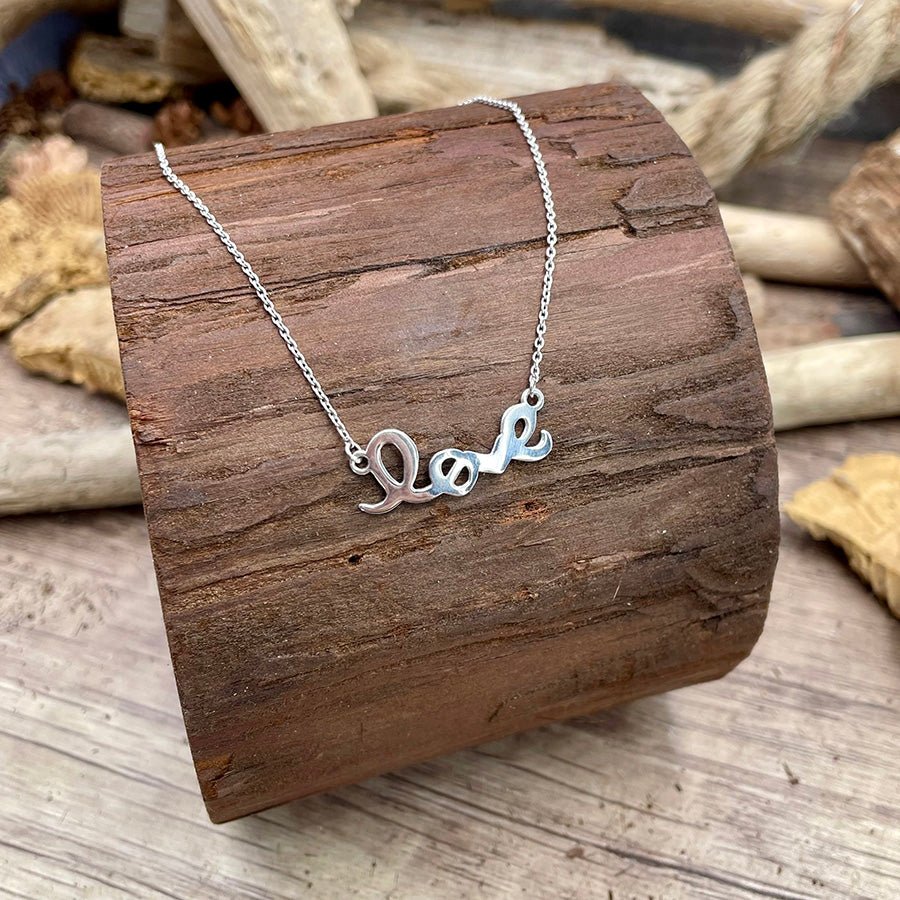 Collier femme LOVE SCRIPT – chaîne forçat fine & pendentif “love” en lettres manuscrites en argent 925 – bijoux fait main en argent 925 | Pitch & Néo