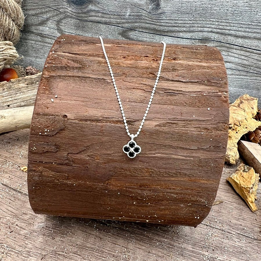 Collier femme LUCK ME DEADLY – chaîne boules facettées scintillantes, pendentif trèfle zircon noir et argent 925 – bijoux fait main en argent 925 | Pitch & Néo