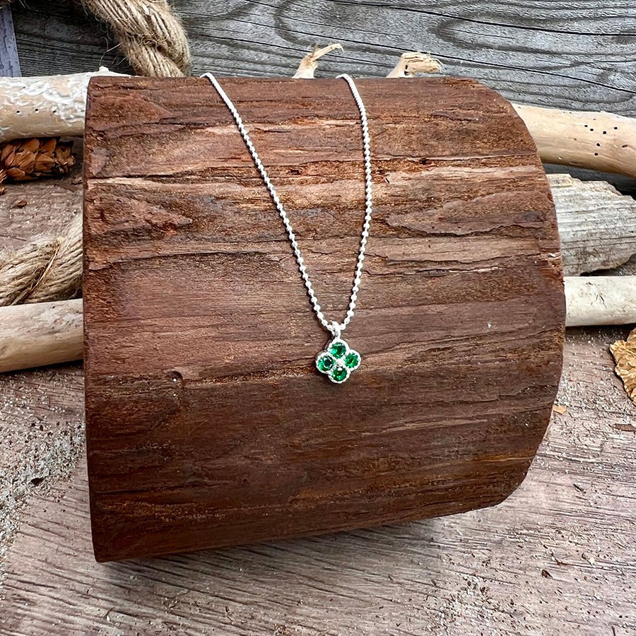 Collier femme LUCK OFF, I’M FABULOUS – chaîne boules facettées scintillantes & pendentif trèfle zircon vert et argent 925 – bijoux fait main en argent 925 | Pitch & Néo