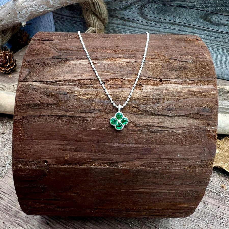 Collier femme LUCK OFF, I’M FABULOUS – chaîne boules facettées scintillantes & pendentif trèfle zircon vert et argent 925 – bijoux fait main en argent 925 | Pitch & Néo