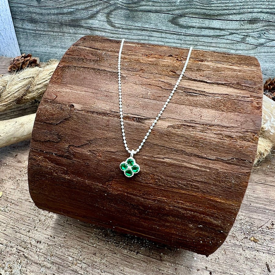 Collier femme LUCK OFF, I’M FABULOUS – chaîne boules facettées scintillantes & pendentif trèfle zircon vert et argent 925 – bijoux fait main en argent 925 | Pitch & Néo