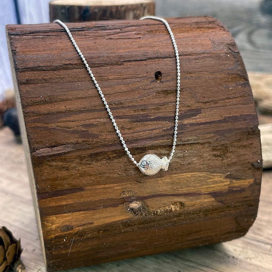 Collier femme MAKE A SPLASH – chaîne boules facettées scintillantes & pendentif poisson texturé en argent 925 – bijoux fait main en argent 925 | Pitch & Néo