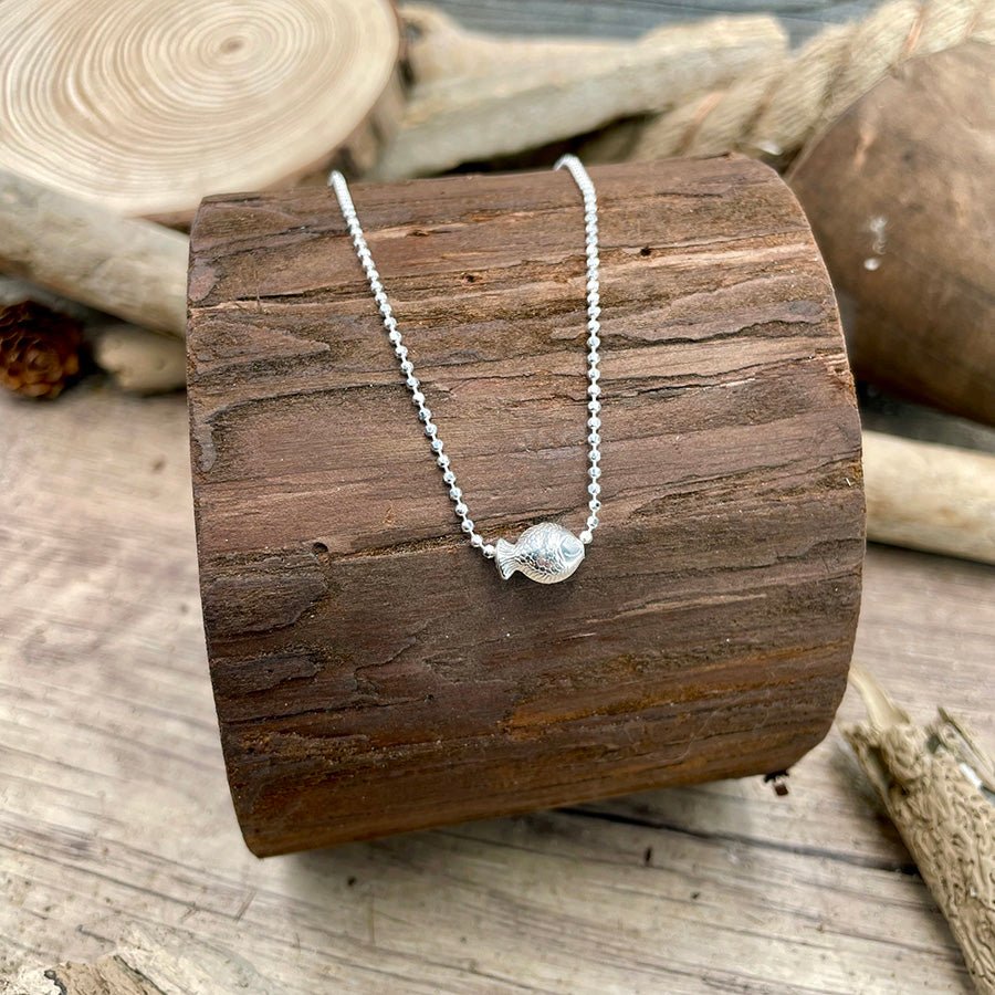 Collier femme MAKE A SPLASH – chaîne boules facettées scintillantes & pendentif poisson texturé en argent 925 – bijoux fait main en argent 925 | Pitch & Néo