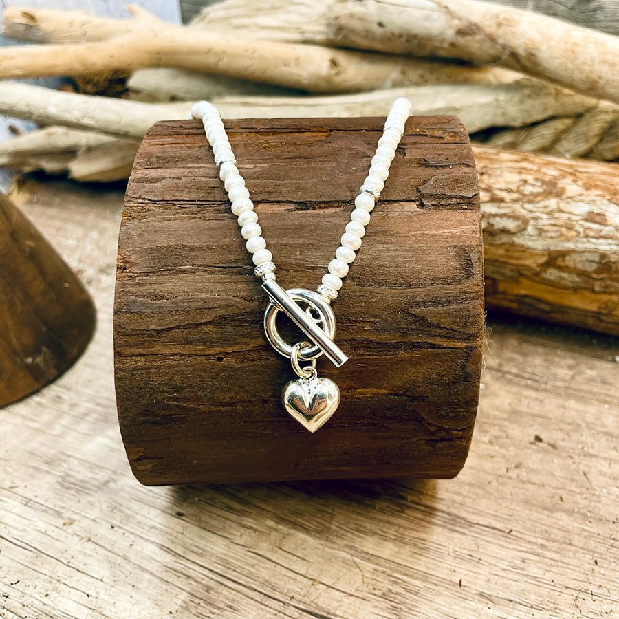 Collier femme NO LOVE, JUST LUXE – perles de culture véritables, cœur bombé et fermoir toggle en argent 925 – bijoux fait main en argent 925 | Pitch & Néo
