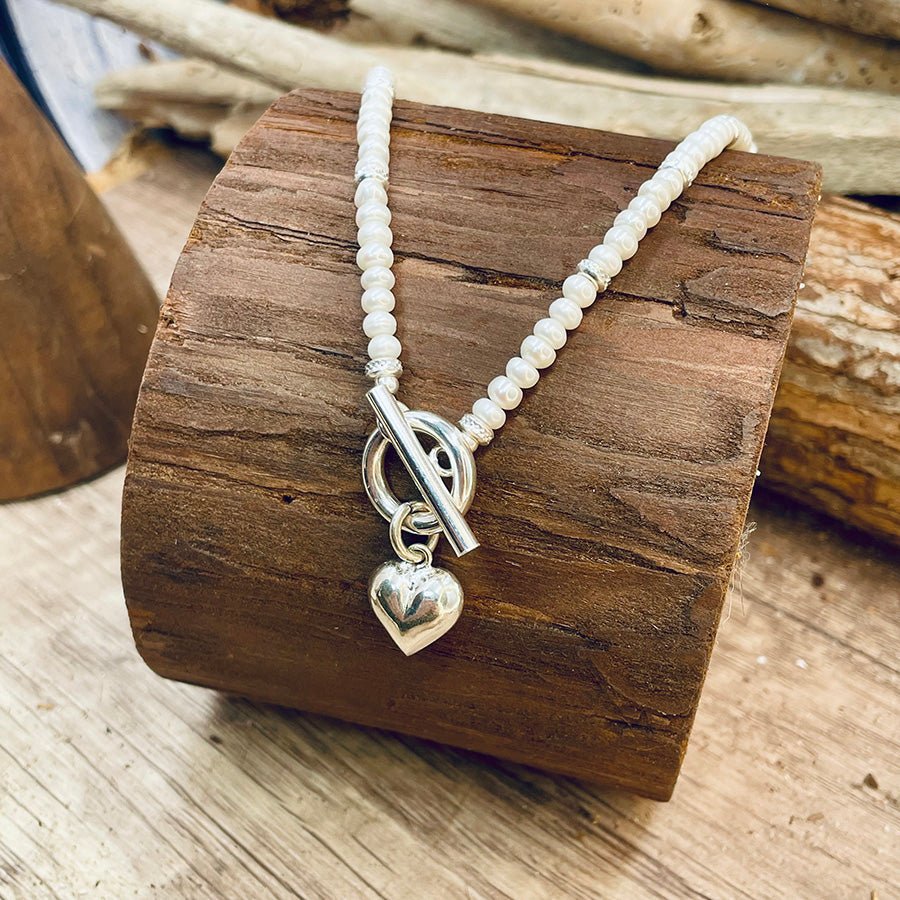 Collier femme NO LOVE, JUST LUXE – perles de culture véritables, cœur bombé et fermoir toggle en argent 925 – bijoux fait main en argent 925 | Pitch & Néo