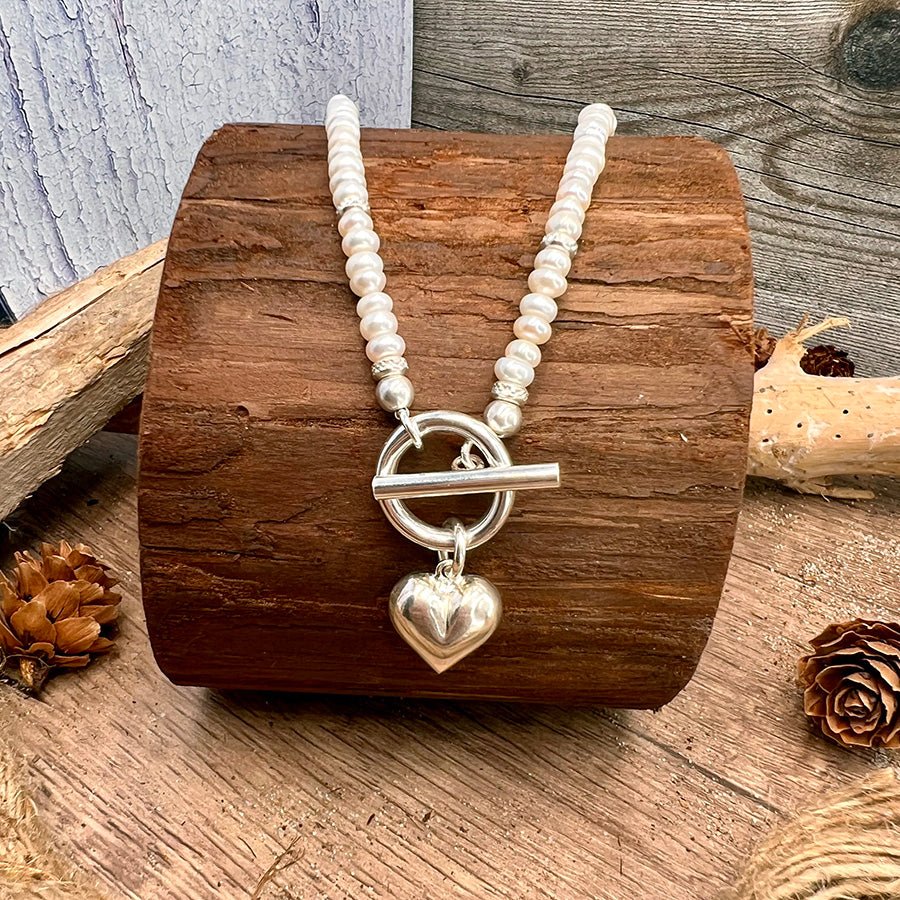 Collier femme NO LOVE, JUST LUXE – perles de culture véritables, cœur bombé et fermoir toggle en argent 925 – bijoux fait main en argent 925 | Pitch & Néo