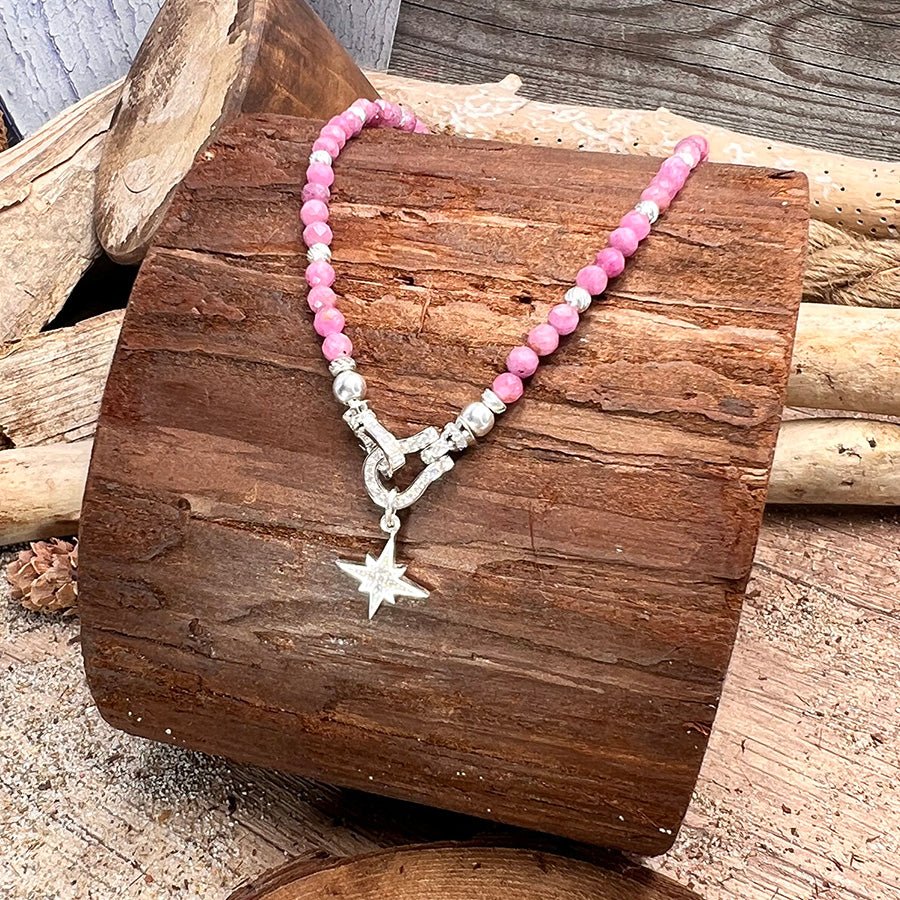 Collier femme NORTH & NASTY – perles de rubis, pendentif étoile du Nord zircons façon diamant et fermoir bijou serti en argent 925 – bijoux fait main en argent 925 | Pitch & Néo