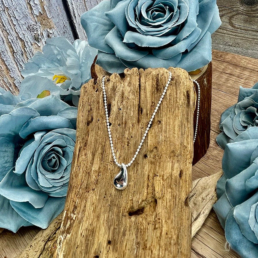 Collier femme NOT CRYING, JUST SHINING – chaîne boules facettées scintillantes & pendentif goutte sculpturale en argent 925 – bijoux fait main en argent 925 | Pitch & Néo