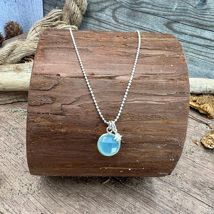 Collier femme OCEAN DROP & COSMIC BABE – chaîne boules facettées scintillantes, pendentif cabochon calcédoine bleue et étoile polaire zircon en argent 925 – bijoux fait main en argent 925 | Pitch & Néo