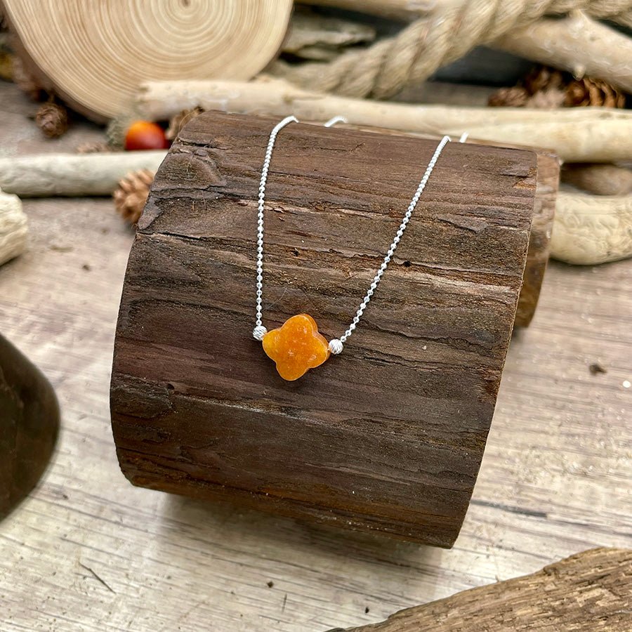 Collier femme ORANGE DESIRE – trèfle facetté en aventurine orange sur chaîne boules scintillantes en argent 925 – bijoux fait main en argent 925 | Pitch & Néo