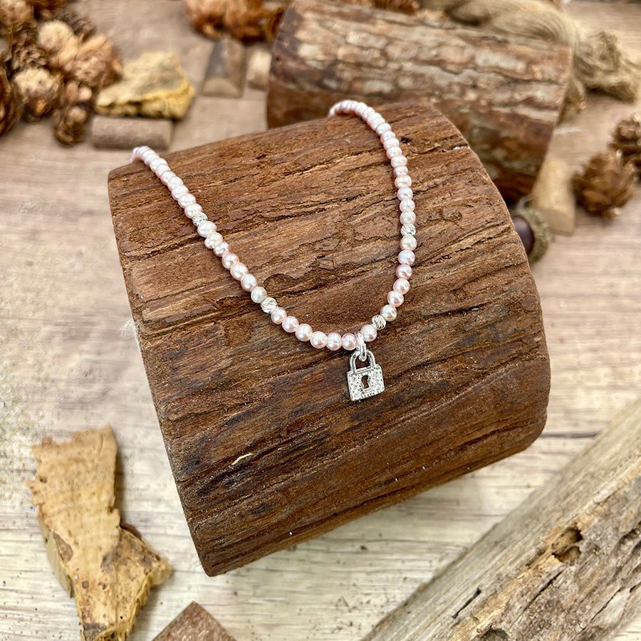 Collier femme PINK BUT NOT SWEET, LOVERS – perles de culture roses 4 mm, cadenas pavé de zircons en argent 925 – bijoux fait main en argent 925 | Pitch & Néo