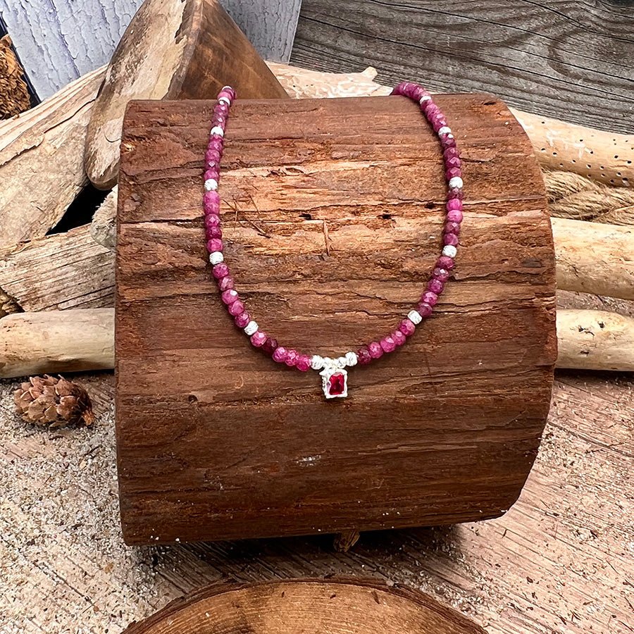 Collier femme PINK TROUBLE – perles de rubis, pendentif étoile zircons façon diamant et argent 925 – bijoux fait main en argent 925 | Pitch & Néo