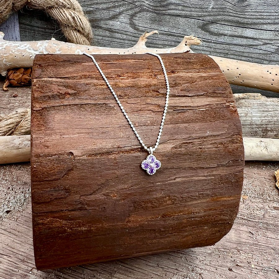 Collier femme PURPLE DRAMA, SWEETHEART – chaîne boules facettées scintillantes, pendentif trèfle zircons violets façon améthyste et argent 925 – bijoux fait main en argent 925 | Pitch & Néo