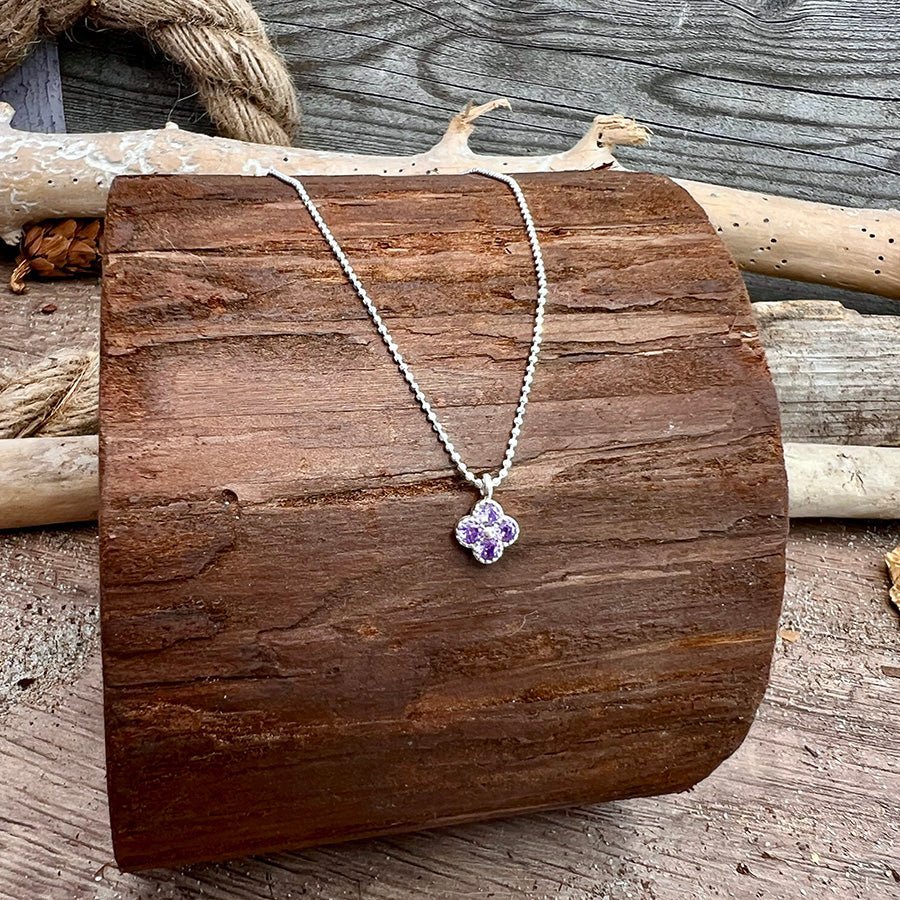 Collier femme PURPLE DRAMA, SWEETHEART – chaîne boules facettées scintillantes, pendentif trèfle zircons violets façon améthyste et argent 925 – bijoux fait main en argent 925 | Pitch & Néo