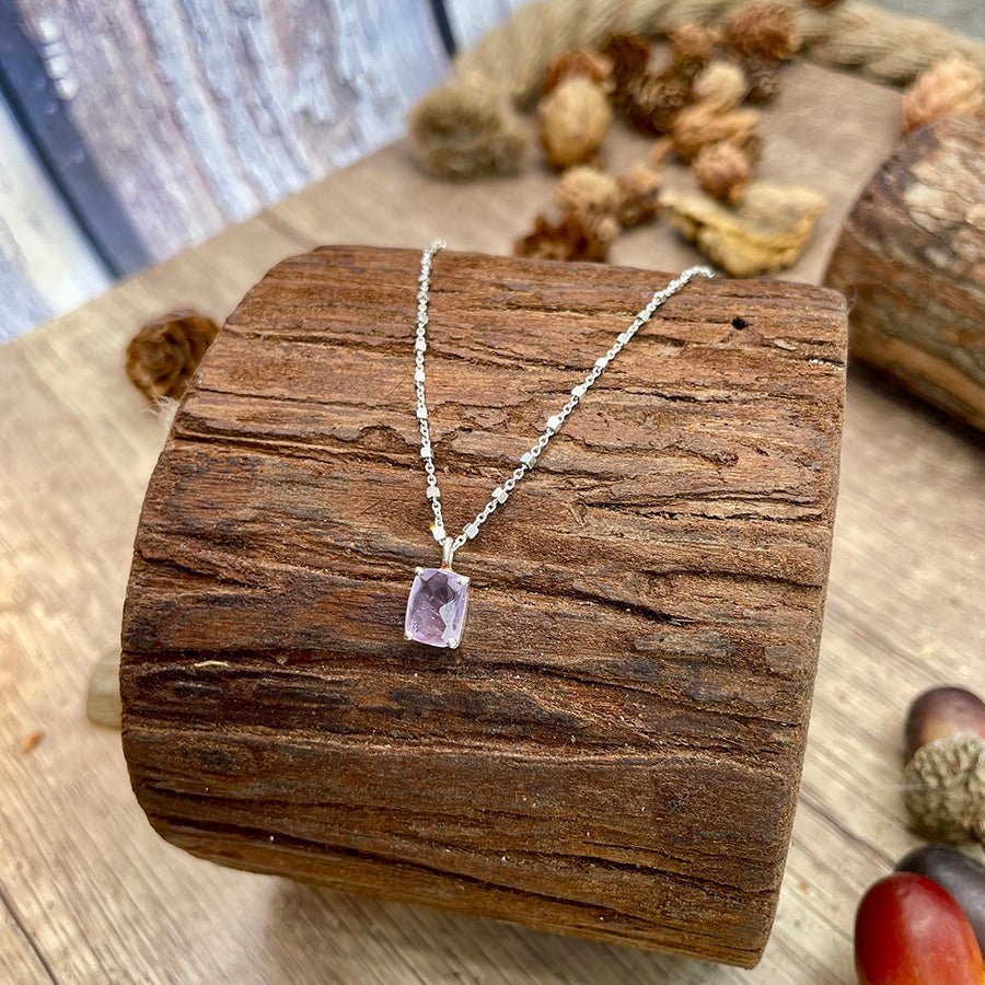 Collier femme PURPLE HAZE en argent 925 – Chaîne maille forçat alternée de cubes & cabochon rectangulaire en améthyste serti griffé – bijoux fait main en argent 925 | Pitch & Néo