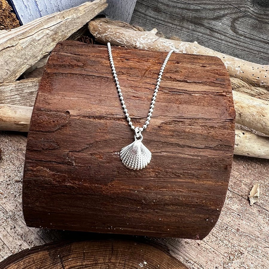 Collier femme SEA - DUCTIVE SHELL – chaîne boules facettées scintillantes, pendentif coquillage oversize et argent 925 – bijoux fait main en argent 925 | Pitch & Néo