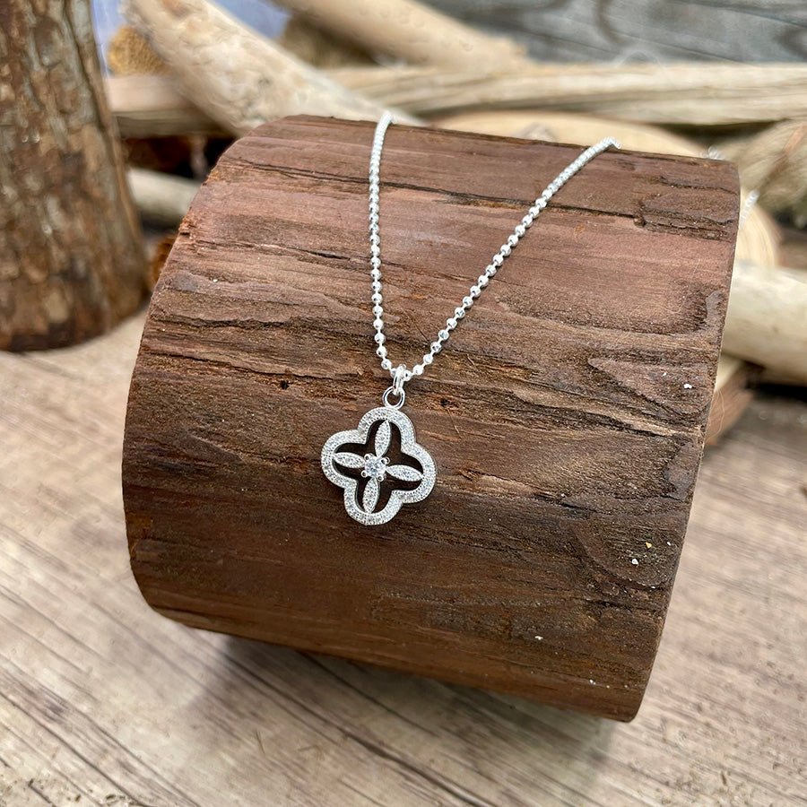 Collier femme SHINE OR STAY HOME – chaîne boules facettées scintillantes & pendentif trèfle pavé de zircons en argent 925 – bijoux fait main en argent 925 | Pitch & Néo