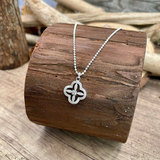 Collier femme SHINE OR STAY HOME – chaîne boules facettées scintillantes & pendentif trèfle pavé de zircons en argent 925 – bijoux fait main en argent 925 | Pitch & Néo