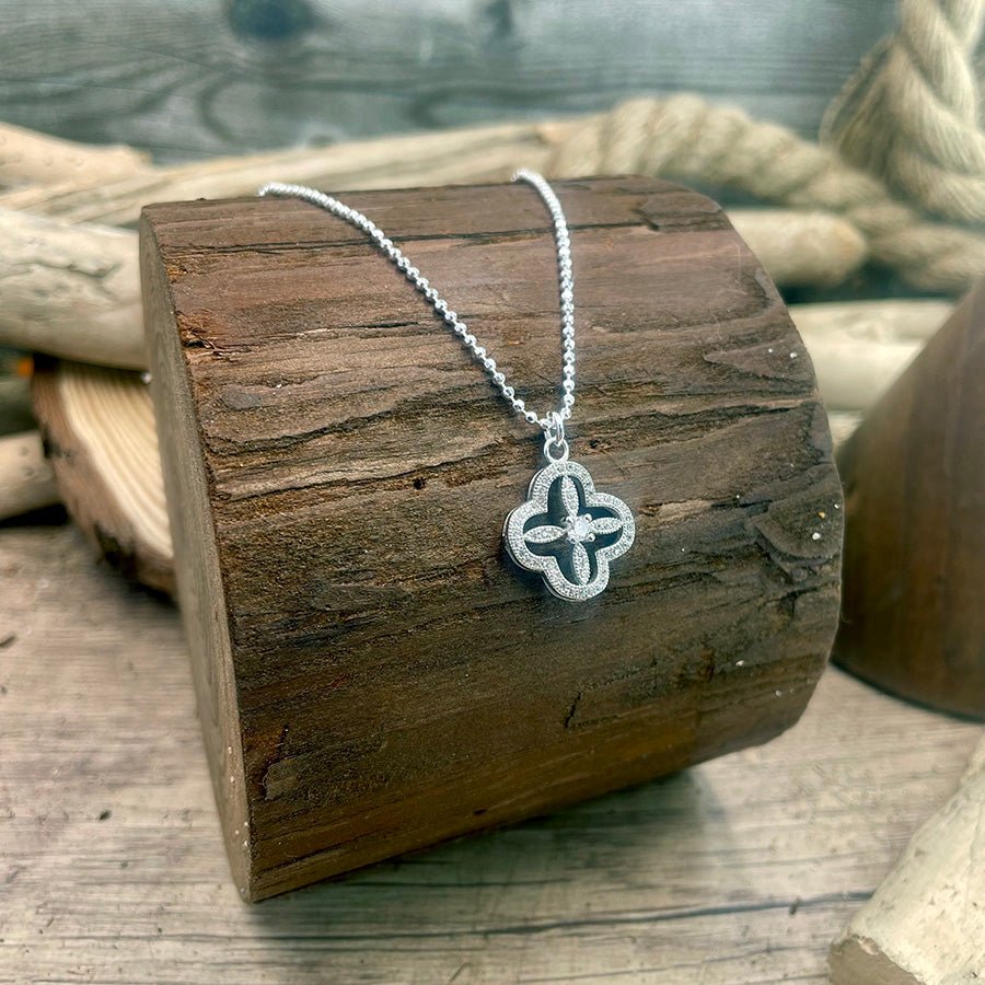 Collier femme SHINE OR STAY HOME – chaîne boules facettées scintillantes & pendentif trèfle pavé de zircons en argent 925 – bijoux fait main en argent 925 | Pitch & Néo