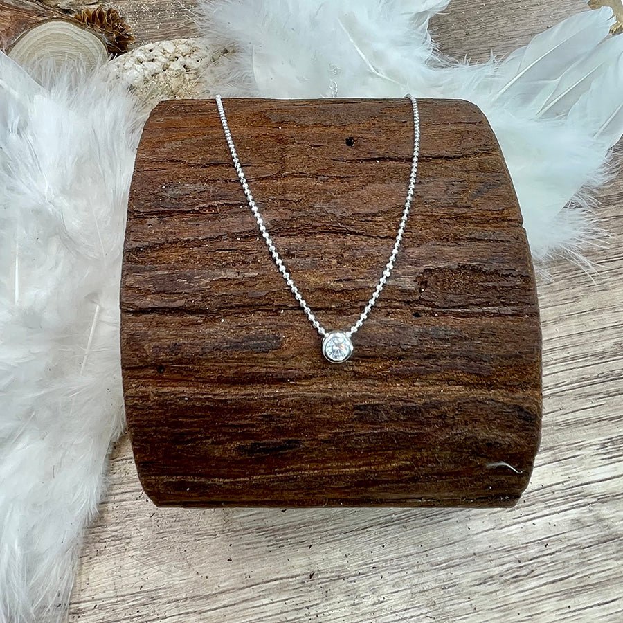 Collier femme SHINE WITHOUT A WORD – chaîne boules facettées scintillantes & pendentif zircon rond 5 mm serti clos en argent 925 – bijoux fait main en argent 925 | Pitch & Néo