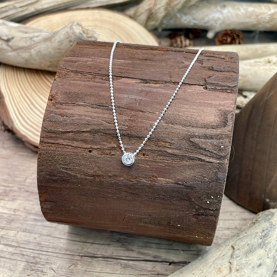 Collier femme SHINE WITHOUT A WORD – chaîne boules facettées scintillantes & pendentif zircon rond 5 mm serti clos en argent 925 – bijoux fait main en argent 925 | Pitch & Néo