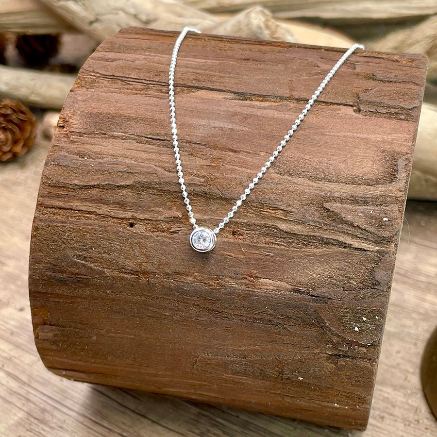 Collier femme SHINE WITHOUT A WORD – chaîne boules facettées scintillantes & pendentif zircon rond 5 mm serti clos en argent 925 – bijoux fait main en argent 925 | Pitch & Néo