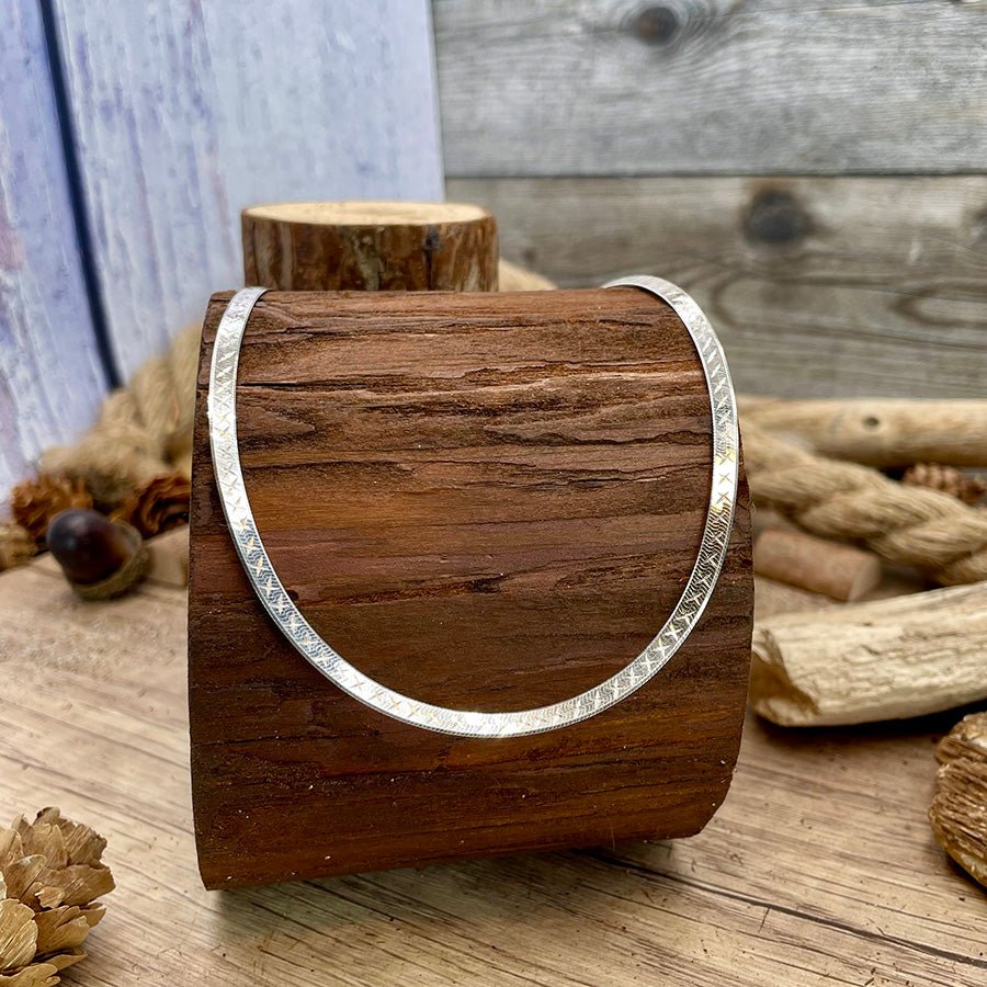 Collier femme SOPHISTICATED LADY – chaîne large plate miroir & gravure croix en argent 925 – bijoux fait main en argent 925 | Pitch & Néo