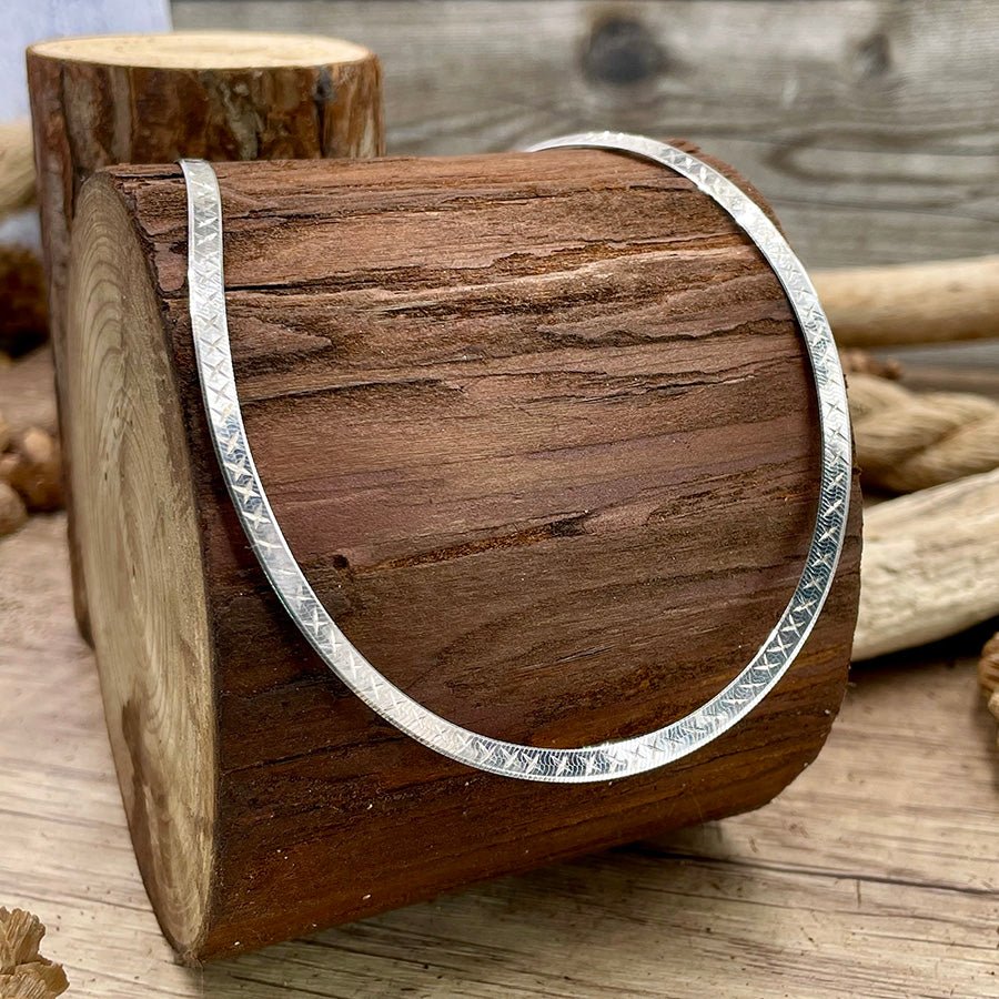 Collier femme SOPHISTICATED LADY – chaîne large plate miroir & gravure croix en argent 925 – bijoux fait main en argent 925 | Pitch & Néo