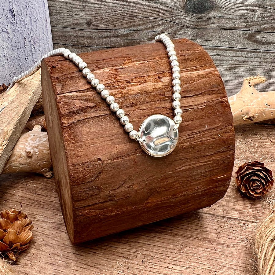 Collier femme SPANK ME WITH SILVER – perles boules 4 mm & médaille martelée oversize en argent 925 – bijoux fait main en argent 925 | Pitch & Néo