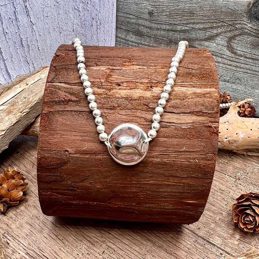 Collier femme SPANK ME WITH SILVER – perles boules 4 mm & médaille martelée oversize en argent 925 – bijoux fait main en argent 925 | Pitch & Néo