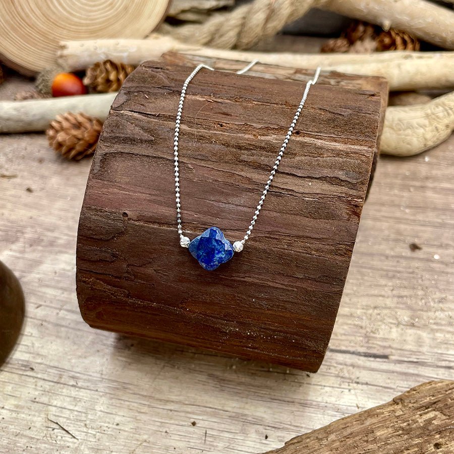 Collier femme SPEAK MY TRUTH – trèfle en lapis - lazuli facetté & chaîne boules scintillantes – bijoux fait main en argent 925 | Pitch & Néo