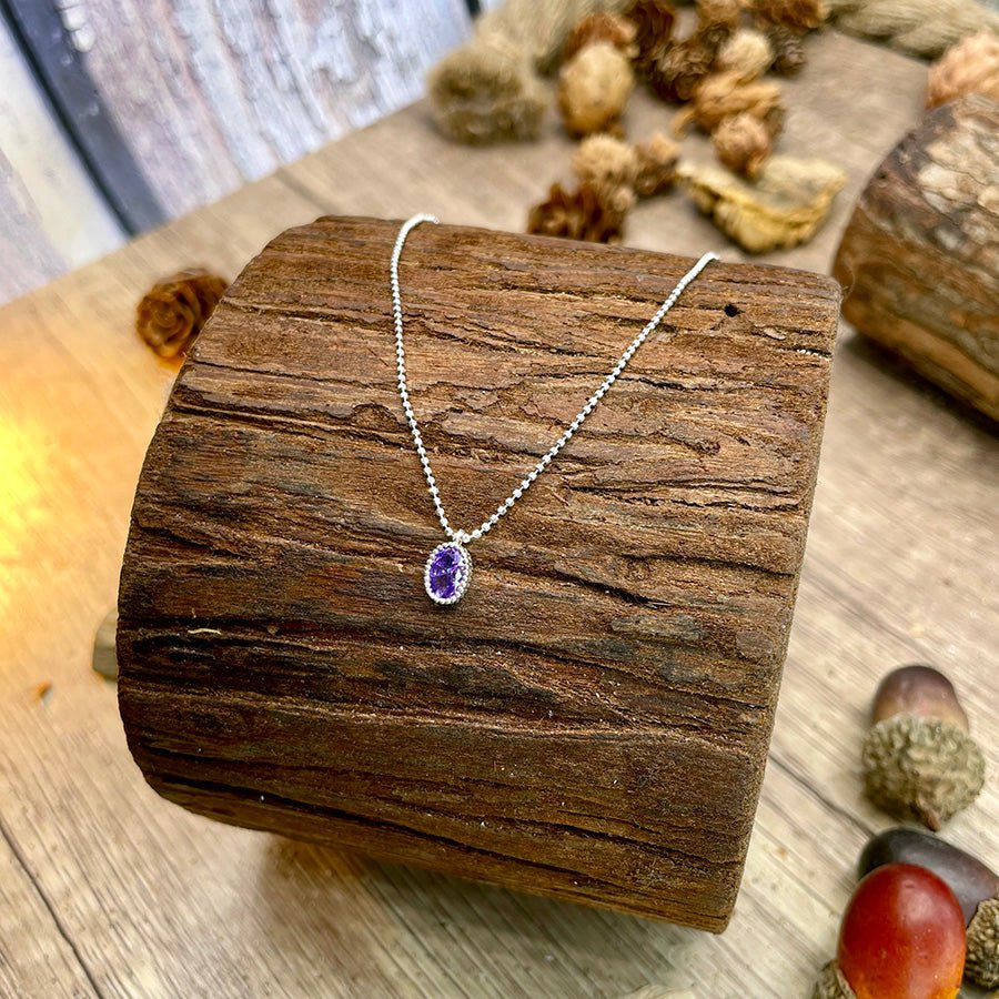 Collier femme TALK PURPLE TO ME – pendentif zircon violet façon améthyste, serti milgrain et chaîne boules facettées scintillantes argent 925 – bijoux fait main en argent 925 | Pitch & Néo