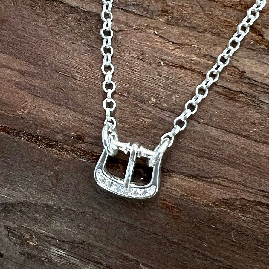 Collier femme TICK ME IF YOU CAN – chaîne jaseron & pendentif boucle pavée de zircons façon diamant en argent 925 – bijoux fait main en argent 925 | Pitch & Néo