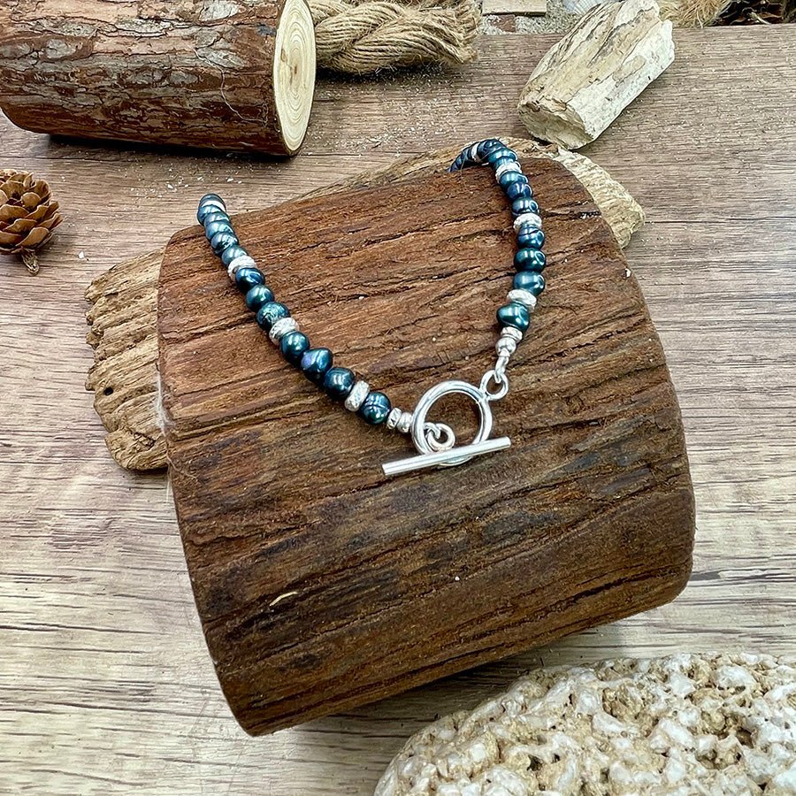 Collier femme TOO DARK TO CARE – perles de culture noires irisées, fermoir toggle oversize et argent 925 – bijoux fait main en argent 925 | Pitch & Néo