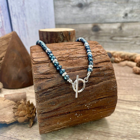 Collier femme TOO DARK TO CARE – perles de culture noires irisées, fermoir toggle oversize et argent 925 – bijoux fait main en argent 925 | Pitch & Néo