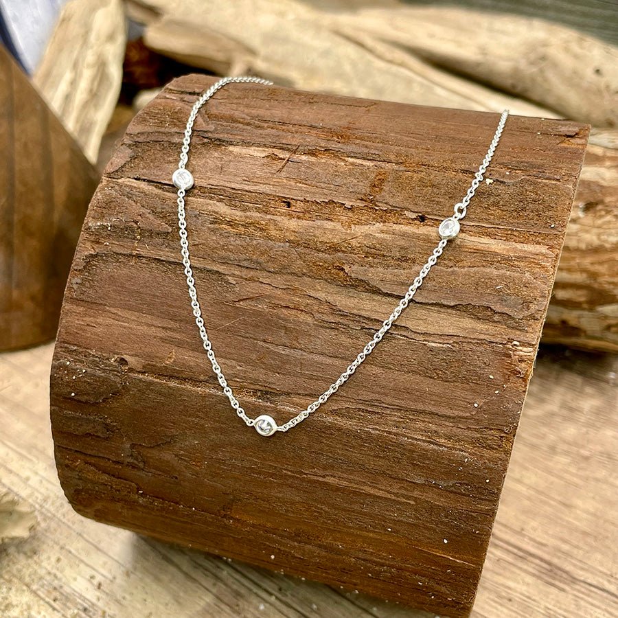 Collier femme TRIPLE SHOT – chaîne forçat fine, 3 zircons et argent 925 – bijoux fait main en argent 925 | Pitch & Néo