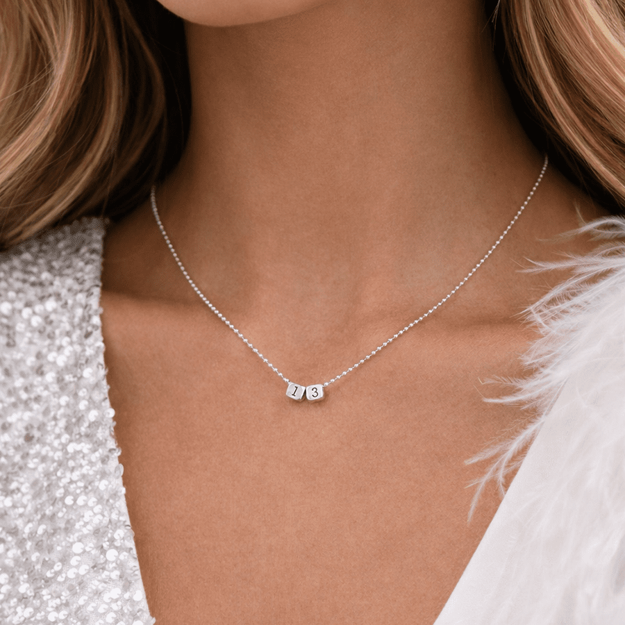 Collier femme WHAT’S YOUR NUMBER? – chaîne boules facettées scintillantes & pendentifs cubes gravés chiffre 13 personnalisables en argent 925 – bijoux fait main en argent 925 | Pitch & Néo