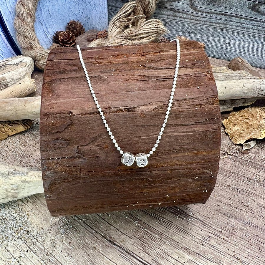 Collier femme WHAT’S YOUR NUMBER? – chaîne boules facettées scintillantes & pendentifs cubes gravés chiffre 13 personnalisables en argent 925 – bijoux fait main en argent 925 | Pitch & Néo