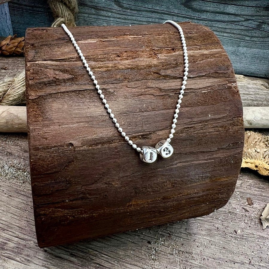 Collier femme WHAT’S YOUR NUMBER? – chaîne boules facettées scintillantes & pendentifs cubes gravés chiffre 13 personnalisables en argent 925 – bijoux fait main en argent 925 | Pitch & Néo